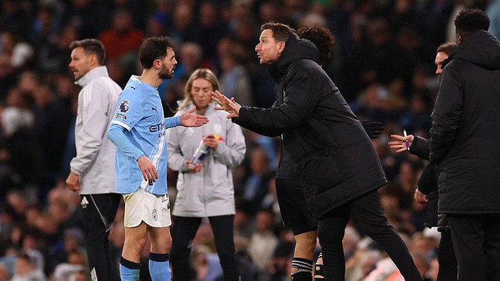 Pep Lijnders (kanan) saat berdiskusi dengan Bernardo Silva saat Manchester City menghadapi Leeds United pada November 2025.