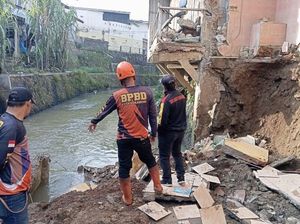 TPT di Bantaran Sungai Cisuda Sukabumi Ambruk, 2 Rumah Warga Rusak