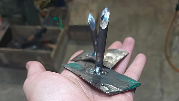 Ranjau besi yang mengancam pengendara di jalur Indramayu-Cirebon.