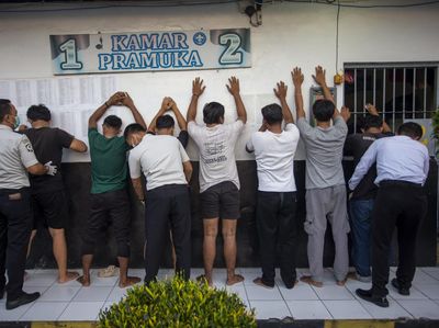 Razia Lapas, Petugas Sisir Blok Hunian dan Tes Urine WBP