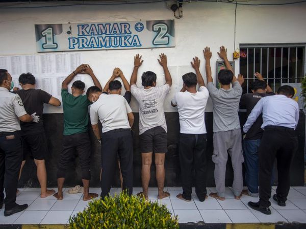 Razia Lapas, Petugas Sisir Blok Hunian dan Tes Urine WBP