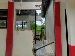 2 Ruang Kelas Ambruk, Siswa SDN di Pandeglang 4 Bulan Belajar di Dapur