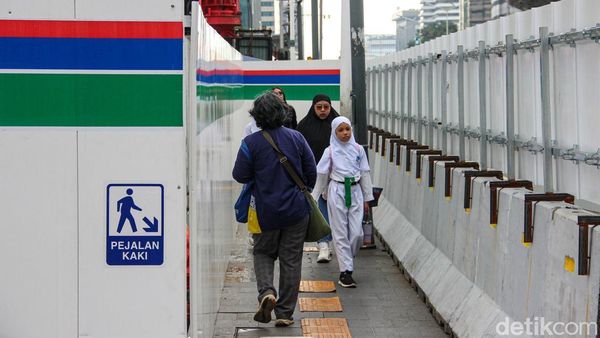 Ruang Pejalan Kaki Tergerus Proyek, Trotoar Bundaran HI Kian Sempit