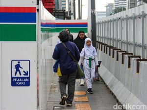 Ruang Pejalan Kaki Tergerus Proyek, Trotoar Bundaran HI Kian Sempit