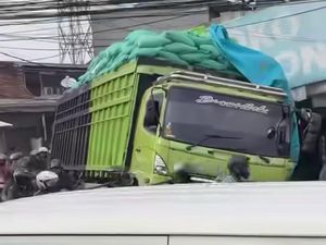 Video: Truk Masuk Parit di Bekasi, Sopir Diduga Konsumsi Sabu
