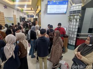 Stasiun Purwokerto Diserbu Penumpang Batalkan Tiket Imbas KA Bangunkarta Anjlok