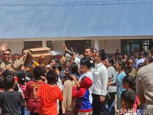 Momen Siswa Rebutan Buku Saat Gibran ke SDI Kaniti Kupang