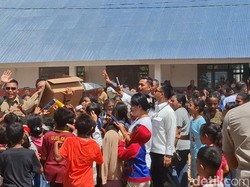 Momen Siswa Rebutan Buku Saat Gibran ke SDI Kaniti Kupang