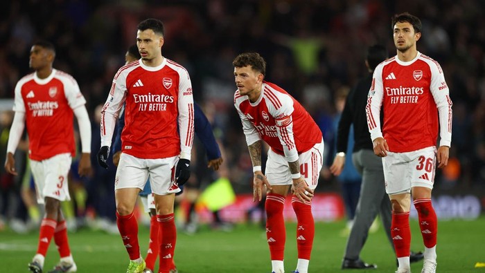 Soccer Football - FA Cup - Quarter Final - Southampton v Arsenal - St Marys Stadium, Southampton, Britain - April 4, 2026 Arsenals Ben White, Gabriel Martinelli and Martin Zubimendi look dejected after the match Action Images via Reuters/Matthew Ch