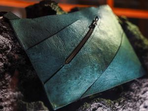 Tas dari Kolagen Fosil T. rex Dipamerkan di Amsterdam