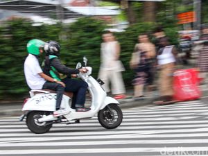 Tekan Biaya Transportasi, Motor Listrik Jadi Andalan Baru Masyarakat