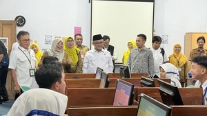 Potret Mendikdasmen Tinjau Langsung Hari Pertama TKA di SMPN 2 Curug Tangerang