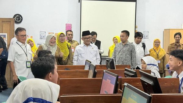 Potret Mendikdasmen Tinjau Langsung Hari Pertama TKA di SMPN 2 Curug Tangerang