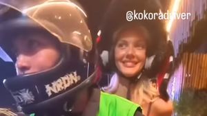 Gaya Miss Universe 2024 Liburan di Bali, Viral Saat Naik Ojek