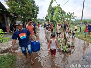Warga Tanam Pohon Pisang-Tebar Ikan di Jalan Rusak, PUPR Nganjuk Cek