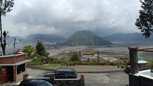 Wisata Gunung Bromo Tetap Buka Meski Gunung Semeru Erupsi