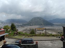 Wisata Gunung Bromo Tetap Buka Meski Gunung Semeru Erupsi