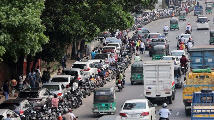 Vehicles stand in a long queue to refuel at a fuel station, as concerns grow over fuel supply amid the U.S.-Israel conflict with Iran, in Dhaka, Bangladesh, April 6, 2026. REUTERS/Mohammad Ponir Hossain REFILE - CORRECTING MONTH FROM 