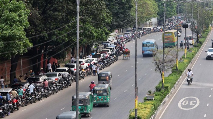 Antrean Menggila, BBM Jadi Barang Langka di Dhaka Vehicles stand in a long queue to refuel at a fuel station, as concerns grow over fuel supply amid the U.S.-Israel conflict with Iran, in Dhaka, Bangladesh, April 6, 2026. REUTERS/Mohammad Ponir Hossain REFILE - CORRECTING MONTH FROM