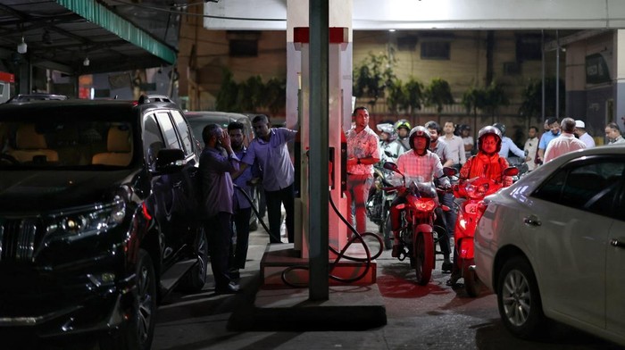 Antrean Menggila, BBM Jadi Barang Langka di Dhaka Vehicles stand in a long queue to refuel at a fuel station, as concerns grow over fuel supply amid the U.S.-Israel conflict with Iran, in Dhaka, Bangladesh, April 6, 2026. REUTERS/Mohammad Ponir Hossain REFILE - CORRECTING MONTH FROM