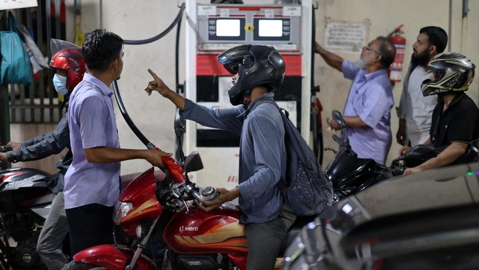 Antrean Menggila, BBM Jadi Barang Langka di Dhaka Vehicles stand in a long queue to refuel at a fuel station, as concerns grow over fuel supply amid the U.S.-Israel conflict with Iran, in Dhaka, Bangladesh, April 6, 2026. REUTERS/Mohammad Ponir Hossain REFILE - CORRECTING MONTH FROM