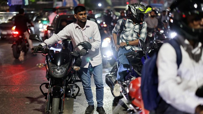 Antrean Menggila, BBM Jadi Barang Langka di Dhaka Vehicles stand in a long queue to refuel at a fuel station, as concerns grow over fuel supply amid the U.S.-Israel conflict with Iran, in Dhaka, Bangladesh, April 6, 2026. REUTERS/Mohammad Ponir Hossain REFILE - CORRECTING MONTH FROM
