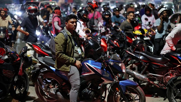 Antrean Menggila, BBM Jadi Barang Langka di Dhaka Vehicles stand in a long queue to refuel at a fuel station, as concerns grow over fuel supply amid the U.S.-Israel conflict with Iran, in Dhaka, Bangladesh, April 6, 2026. REUTERS/Mohammad Ponir Hossain REFILE - CORRECTING MONTH FROM