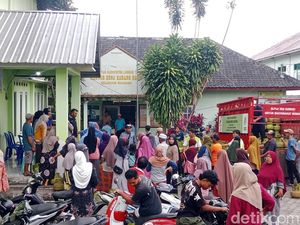 Warga Lombok Timur Antre Berjam-jam demi Gas 3 Kg