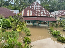 Warga Bengkulu Ogah Tinggalkan Rumah Meski Dilanda Banjir