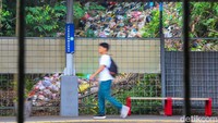 Bau Menyengat! Sampah Menumpuk di Sekitar Stasiun Jurangmangu