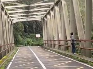 Sandal hingga Rokok yang Tertinggal di Jembatan Kematian
