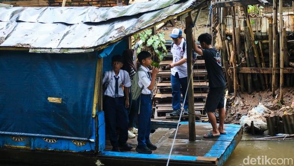Demi Hemat Waktu, Pelajar Pilih Perahu Eretan untuk ke Sekolah
