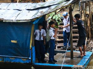 Demi Hemat Waktu, Pelajar Pilih Perahu Eretan untuk ke Sekolah