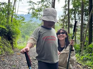 Sheila Dara Tersenyum Hiking ke Curug Bareng Keluarga Dion Wiyoko