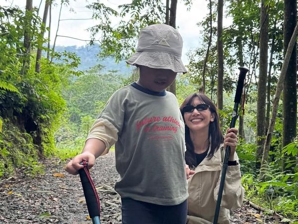 Sheila Dara Tersenyum Hiking ke Curug Bareng Keluarga Dion Wiyoko