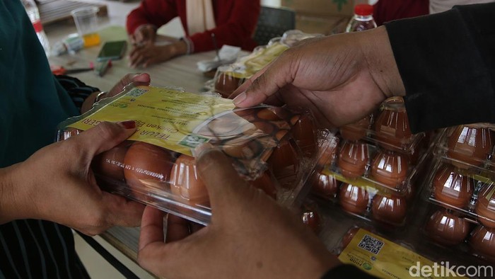 Diserbu Warga! Antrean Sembako Murah KJP Mengular di Jaksel Antrean panjang terlihat dalam penjualan sembako murah melalui program pangan bersubsidi Kartu Jakarta Pintar (KJP) di area Ulujami, Jakarta Selatan, Selasa (7/4/2026). Warga tampak memadati letak sejak pagi hari untuk mendapatkan kebutuhan pokok dengan nilai terjangkau.