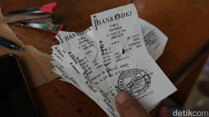 Diserbu Warga! Antrean Sembako Murah KJP Mengular di Jaksel Antrean panjang terlihat dalam penjualan sembako murah melalui program pangan bersubsidi Kartu Jakarta Pintar (KJP) di area Ulujami, Jakarta Selatan, Selasa (7/4/2026). Warga tampak memadati letak sejak pagi hari untuk mendapatkan kebutuhan pokok dengan nilai terjangkau.