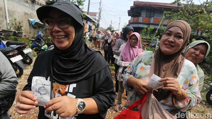 Diserbu Warga! Antrean Sembako Murah KJP Mengular di Jaksel Antrean panjang terlihat dalam penjualan sembako murah melalui program pangan bersubsidi Kartu Jakarta Pintar (KJP) di area Ulujami, Jakarta Selatan, Selasa (7/4/2026). Warga tampak memadati letak sejak pagi hari untuk mendapatkan kebutuhan pokok dengan nilai terjangkau.