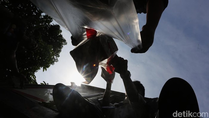 Diserbu Warga! Antrean Sembako Murah KJP Mengular di Jaksel Antrean panjang terlihat dalam penjualan sembako murah melalui program pangan bersubsidi Kartu Jakarta Pintar (KJP) di area Ulujami, Jakarta Selatan, Selasa (7/4/2026). Warga tampak memadati letak sejak pagi hari untuk mendapatkan kebutuhan pokok dengan nilai terjangkau.