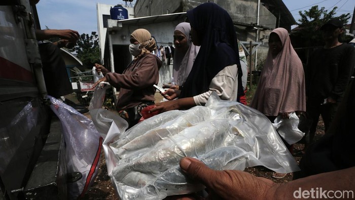 Antrean panjang terlihat dalam penjualan sembako murah melalui program pangan bersubsidi Kartu Jakarta Pintar (KJP) di area Ulujami, Jakarta Selatan, Selasa (7/4/2026). Warga tampak memadati letak sejak pagi hari untuk mendapatkan kebutuhan pokok dengan nilai terjangkau.