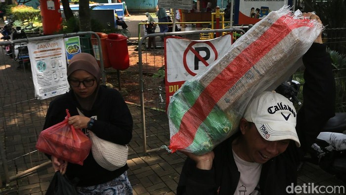 Diserbu Warga! Antrean Sembako Murah KJP Mengular di Jaksel Antrean panjang terlihat dalam penjualan sembako murah melalui program pangan bersubsidi Kartu Jakarta Pintar (KJP) di area Ulujami, Jakarta Selatan, Selasa (7/4/2026). Warga tampak memadati letak sejak pagi hari untuk mendapatkan kebutuhan pokok dengan nilai terjangkau.