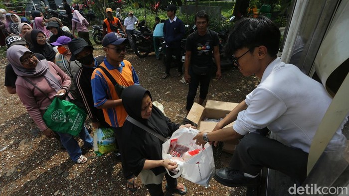 Diserbu Warga! Antrean Sembako Murah KJP Mengular di Jaksel Antrean panjang terlihat dalam penjualan sembako murah melalui program pangan bersubsidi Kartu Jakarta Pintar (KJP) di area Ulujami, Jakarta Selatan, Selasa (7/4/2026). Warga tampak memadati letak sejak pagi hari untuk mendapatkan kebutuhan pokok dengan nilai terjangkau.