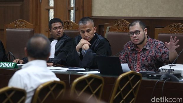 Terdakwa kasus dugaan korupsi pengadaan laptop berbasis Chromebook di Kemendikbudristek tahun 2019-2022 Ibrahim Arief (kanan) kembali menjalani sidang lanjutan di Pengadilan Tipikor, Jakarta, Selasa (7/4/2026). Sidang dengan terdakwa mantan konsultan teknologi di Kemendikbudristek itu beragendakan mendengarkan keterangan saksi mahir nan dihadirkan tim advokat ialah mantan Menkominfo Rudiantara, mahir IT dari ITB Agung Harsoyo dan mahir norma pidana dari UI Eva Achjani Zulfa.