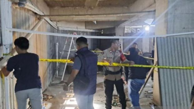 Polisi olah TKP lokasi empat pekerja yang tewas di proyek bangunan bertingkat di Jalan TB Simatupang Jagakarsa. (ANTARA/Polda Metro)