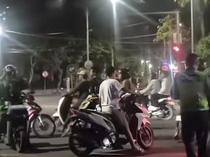 Meresahkan! Viral Gangster Bawa Sajam Berkeliaran di Surabaya