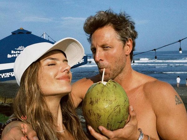 Gaya Seksi Alessandra Ambrosio Liburan di Bali, Diduga Pamer Cincin Tunangan