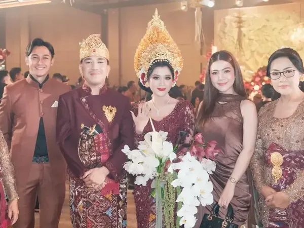 Gaya Artis di Pernikahan Anak Bos Bali, Nagita Memukau Pakai Dress Kuning