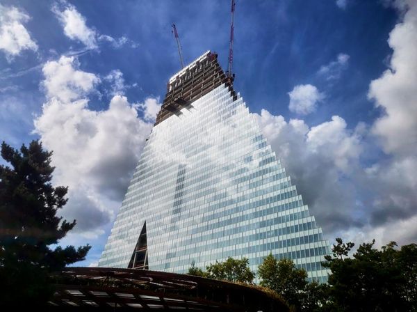 Potret Pembangunan Gedung Segitiga Raksasa yang Dikecam Warga Paris
