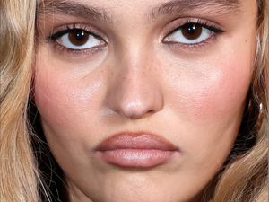 Gantikan Duck Face, Gen Z Pout Jadi Tren Selfie Favorit Anak Muda