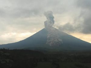 Status Siaga, Gunung Semeru Luncurkan Awan Panas Sejauh 4,5 Km